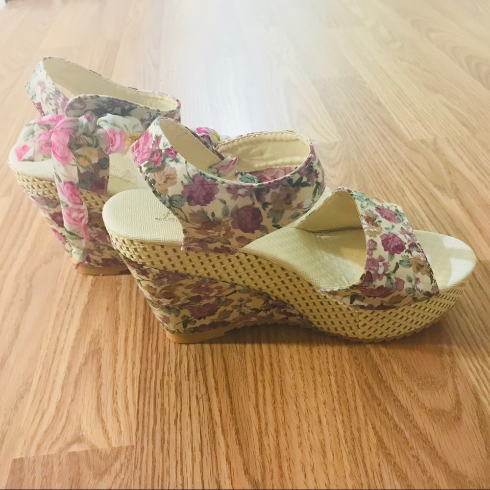 Cute floral wedges with ribbon side ties! - Picture 3 of 8
